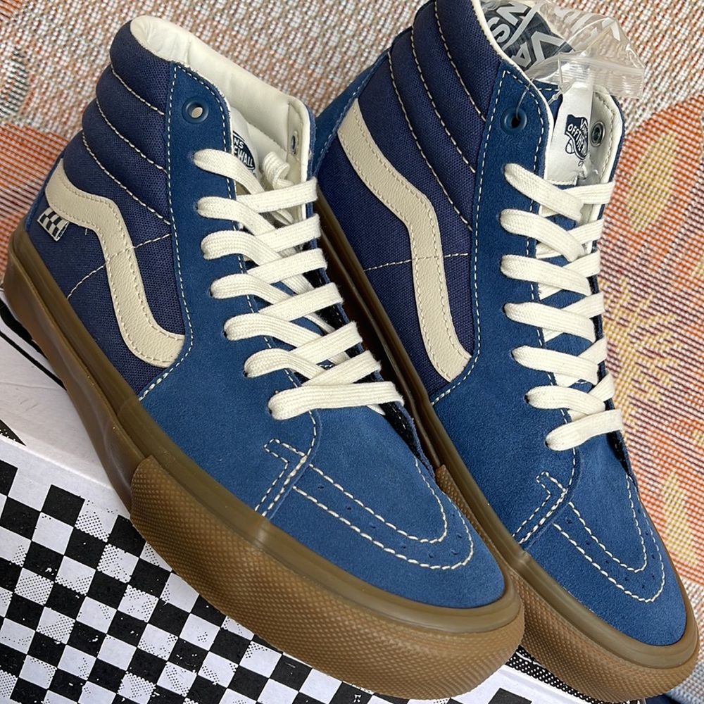 Vans Men’s Skate Sk8-Hi
Suede Gum Dark Denim
VN0A5FCCDDN
Sneakers - Picture 7 of 16